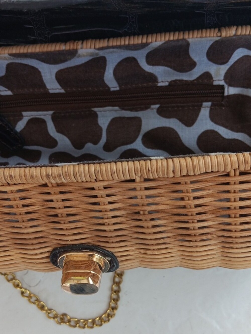 Source Unknown Woven Straw Bag with Dark Brown Trim And Gold Chain.Vintage - Picture 2 of 7